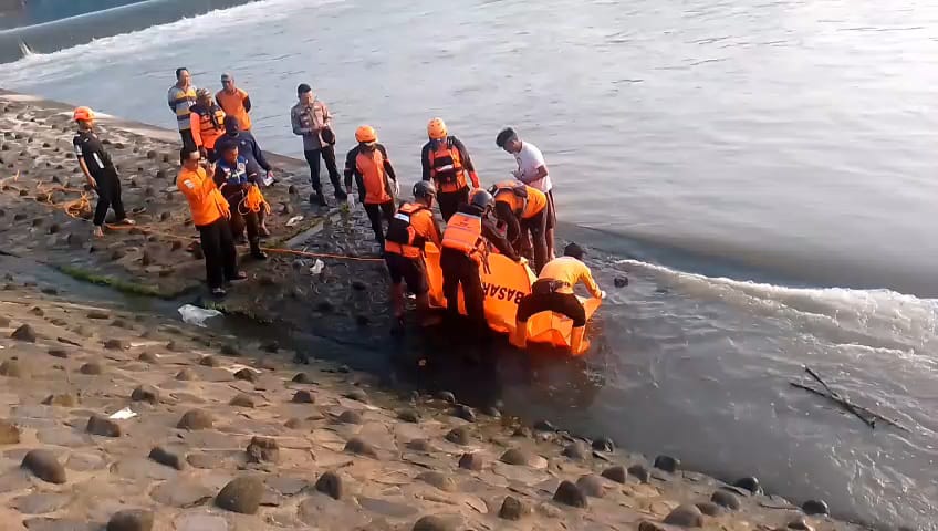 DITEMUKAN: Tim SAR mengevakuasi jasad pemuda yang tenggelam setelah dilaporkan terlihat di aliran Kali Porong Desa Kwedenkembar, Mojoanyar, Kabupaten Mojokerto, Jumat (4/7).