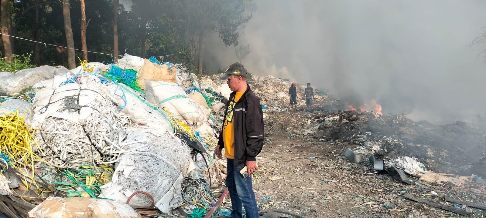 LUDES: Tempat pengolahan sampah di Desa Wotanmas Jedong, Kecamatan Ngoro, Kabupaten Mojokerto, terbakar Jumat (4/7).