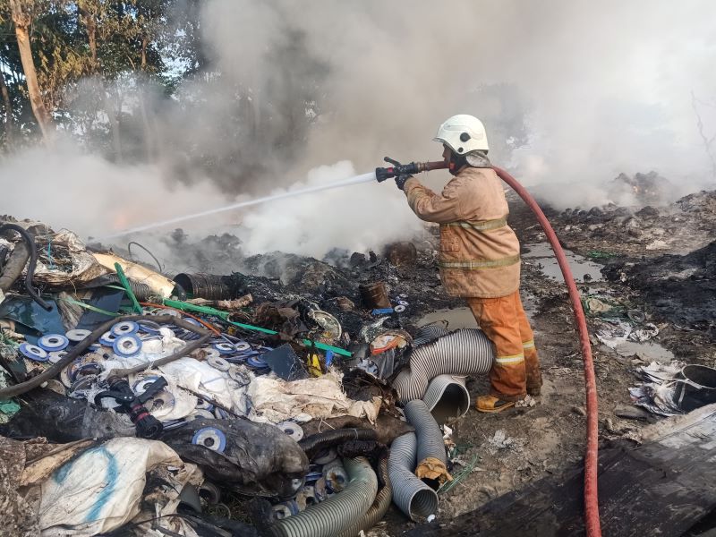 LUDES: Petugas damkar memadamkan api yang membakar gudang rongsokan di Desa Wotanmas Jedong, Kecamatan Ngoro, kemarin 94/7).