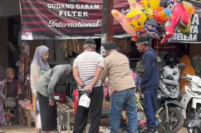 banyak video yang beredar di media sosial tentang keingin tahuan cowok tentang cara dunia bekerja. Di setiap pekerjaan atau hal yang sedang dilakukan sumber foto: Tiktok