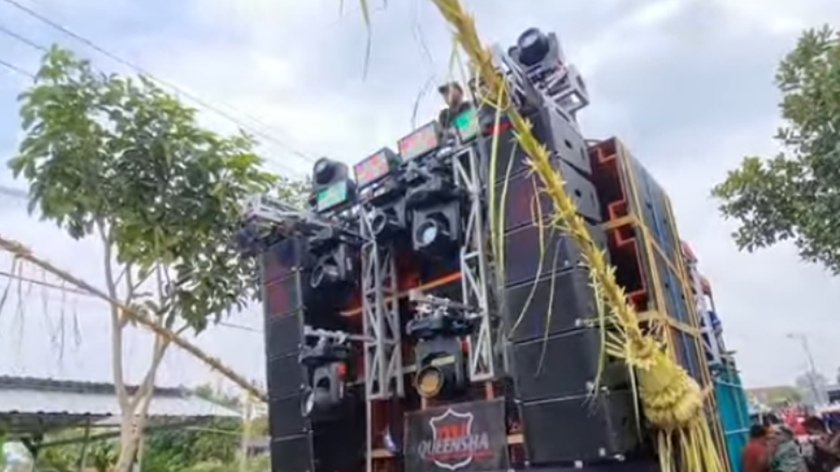 Jombang tolak fatwa haram sound horeg dengan mengadakan pawai sedekah desa diiringi perkumpulan sound horeg dari beberapa daerah.
