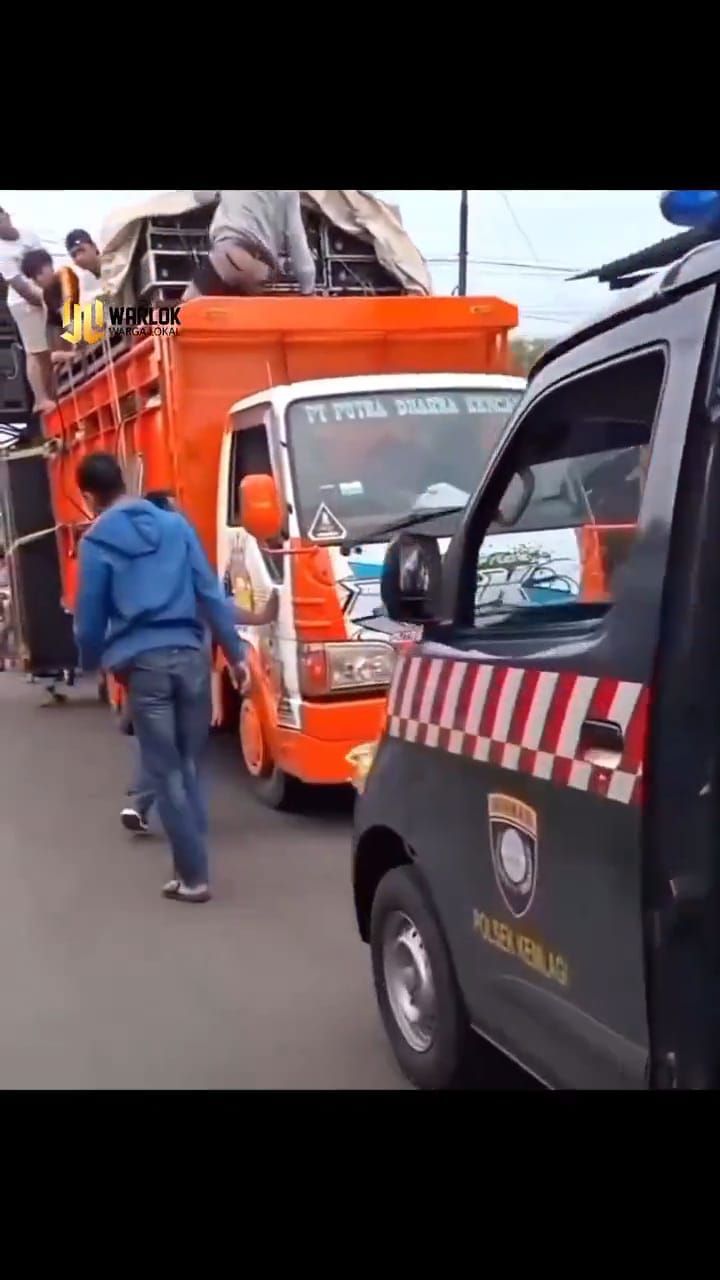 JADI PERBINCANGAN: Tangkapan layar video anggota Polsek Kemlagi menghadang truk sound horeg pada Maret lalu yang sekarang viral.