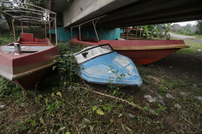 MAKELAR PERAHU: Belasan unit perahu teronggok di kawasan Taman Bahari Mojopahit (TBM) lebih dari setahun, kemarin (6/7). Kondisi perahu yang dibeli dengan anggaran pemerintah oleh PT Lingkar Persada.