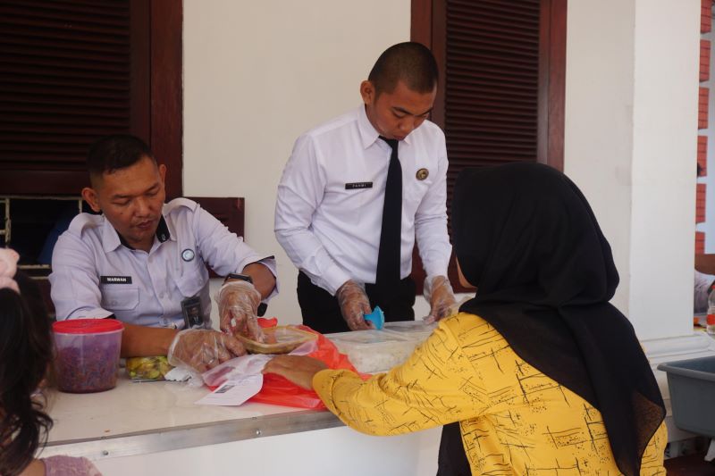 DETAIL: Petugas Lapas Mojokerto memeriksa satu per satu makanan dari pembesuk sebelum diberikan kepada narapidana atau tahahan.