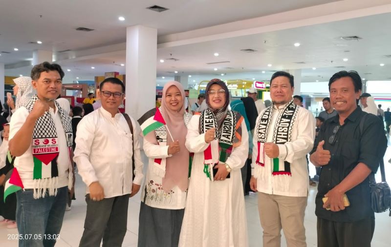 TOTALITAS: Ketua DPD PKS Kabupaten Mojokerto Imam Sutarso (dua dari kanan) bersama anggota DPR RI Fraksi PKS, Meitri Citra Wardani (paling tengah) ajak masyarakat Mojokerto galang solidaritas.