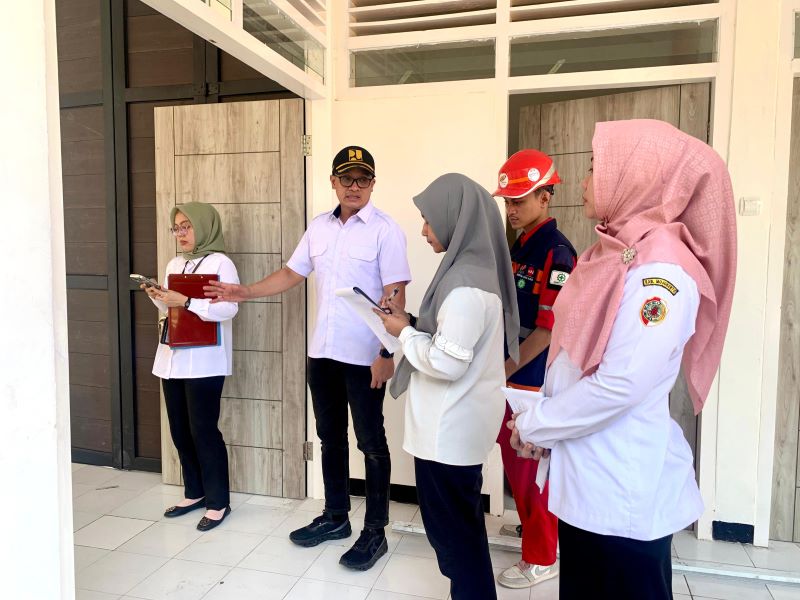 SIAP DILAKSANAKAN: Kepala Dinas PUPR Kabupaten Mojokerto Rinaldi Rizal Sabirin dan sejumlah kepala OPD terkait mendampingi tim Kementerian sosial melakukan memonitoring persiapan SR, di gedung diklat.