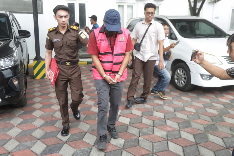 PERMUFAKATAN JAHAT: Dua ASN Pemkot dari DPUPR Perakim Koa Mojokerto menjadi tersangka kasus korupsi proyek pujasera kapal TBM.