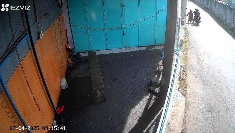 TEGA: Komplotan jambret terekam CCTV saat merampas kalung emas yang dikenakan Sumaiyah, Jumat (4/7) pagi.