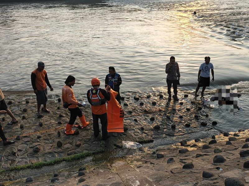 NAHAS: Jasad korban dievakuasi Tim SAR gabungan di aliran Sungai Brantas bawah jembatan Keling, Desa Kwedenkembar, Kecamatan Mojoanyar, Jumat (4/7).
