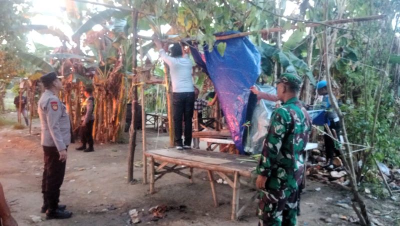 DIBREDEL: Kepolisian membongkar arena sabung ayam di bantaran Kali Porong, Desa Bandarasri, Kecamatan Ngoro.