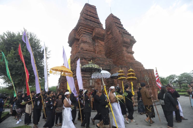 BUDAYA: Masyarakat menggelar kirab budaya dengan mengitari Gapura Wringin Lawang, di Trowulan, Kabupaten Mojokerto, kemarin (7/7). Kirab itu digelar saat pertengahan bulan Suro.