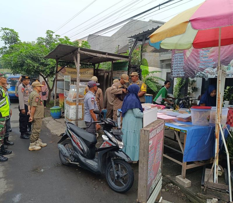 DIAWASI: Petugas gabungan merazia PKL di Jalan Perumahan Citra Surodinawan Estate, Kelurahan Surodinawan, Kecamatan Prajurit Kulon, 22 Juni lalu.