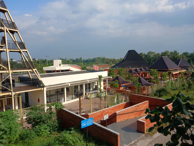 SURAM: Penampakan kompleks bakal wisata TBM di kawasan Jembatan Rejoto, Kecamatan Prajurit Kulon, Kota Mojokerto, kemarin (7/7).