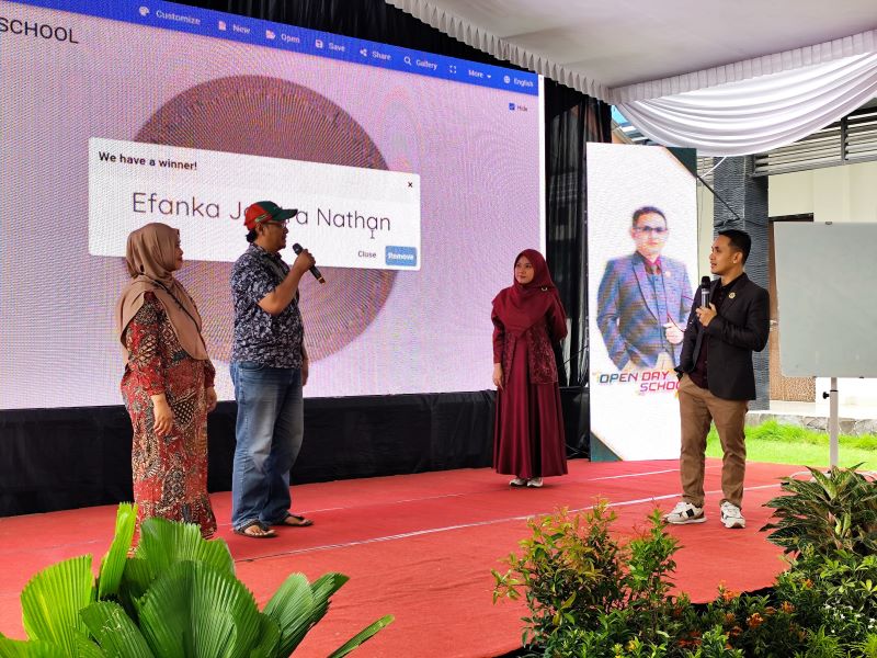 SAMBUNG SILATURAHMI: Wali murid antusiasme menyimak paparan perkembangan maupun profil sekolah yang disampaikan Kepala SMK Mutia Ednan Rudianto.