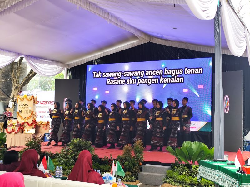 BERBAKAT: Siswa dengan bakat seni ikut unjuk diri menghibur wali murid yang hadir dalam kegiatan open school day.