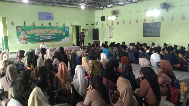 POSITIF DAN PRODUKTIF: Siswa SMPN 1 Trowulan mengisi waktu liburan semester dengan belajar bersama, kemarin (7/7).&nbsp;