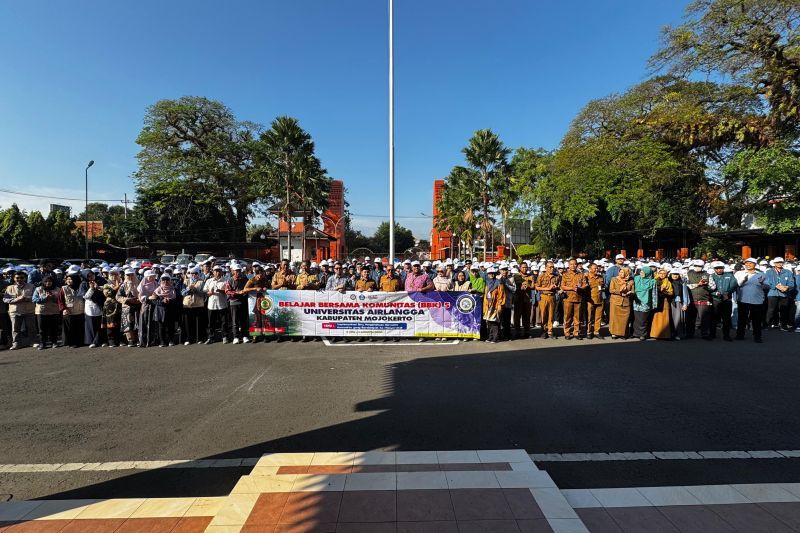 KOLABORASI: Bupati Mojokerto Muhammad Albarraa saat menerima mahasiswa KKN dari Universitas Airlangga, Senin (7/7).