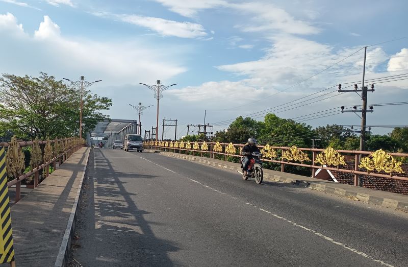 DIBUKA: Akses jalan di Jembatan Gajah Mada, Kota Mojokerto yang kembali dibuka secara normal untuk dua jalur, kemarin.