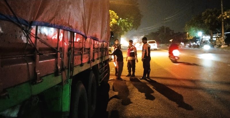 PENCEGAHAN: Petugas gabungan mengimbau agar para sopir truk tidak parkir di sepanjang bahu Jalan Brawijaya, Desa/Kecamatan Pungging.