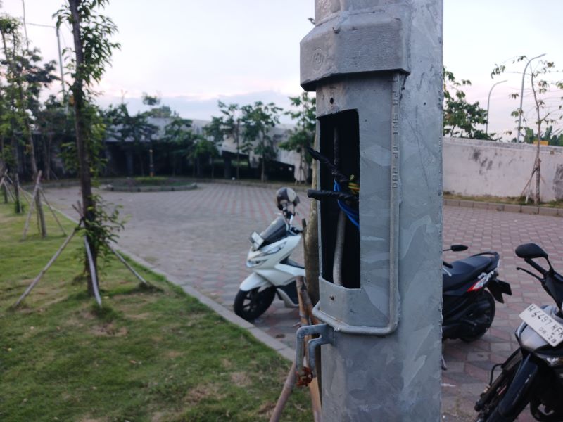 MELOMPONG LAGI: Kondisi tiang lampu TBM di Kecamatan Prajurit Kulon, Kota Mojokerto, yang hilang, kemarin (8/7).