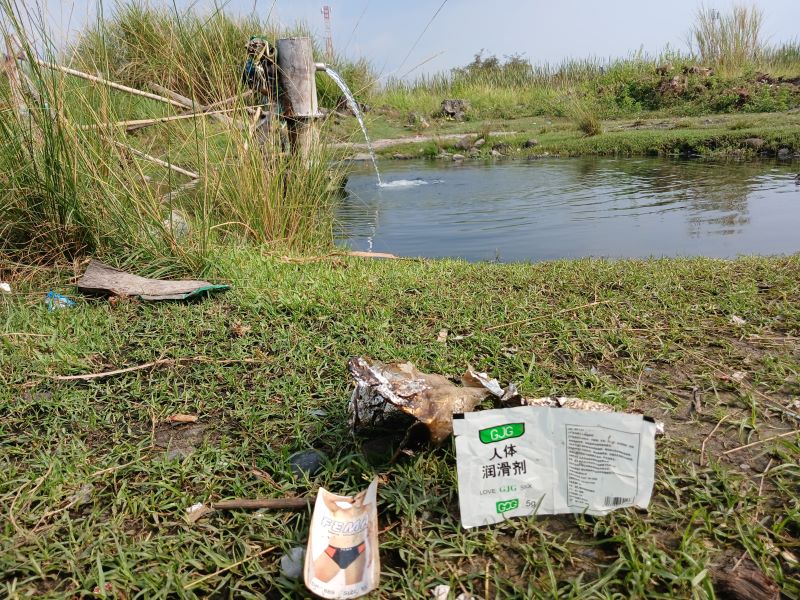 MENCURIGAKAN: Bekas bungkus gel pelumas di kolam air hangat bekas sumur bor Kedungsari, kemarin (8/7).