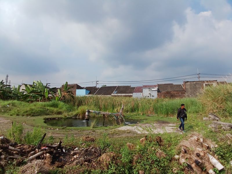 DISALAHGUNAKAN: Kondisi kolam air hangat bekas sumur bor di Lingkungan Kedungsari, Kelurahan Gunung Gedangan, Kecamatan Magersari, Kota Mojokerto, kemarin (8/7).