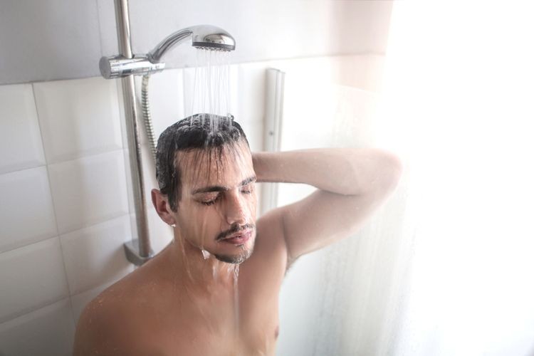 Mandi Malam Bikin Rematik? Fakta atau Cuma Mitos Lama?