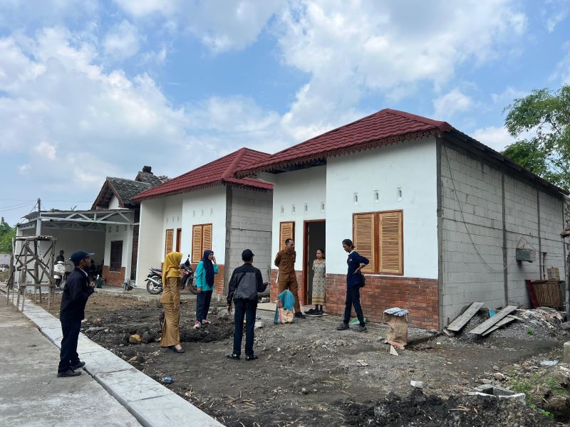 SEMRINGAH: Warga Desa Mojopilang, Kecamatan Kemlagi bersantai di depan rumah mereka yang baru saja dibangun lewat program bedah rumah.