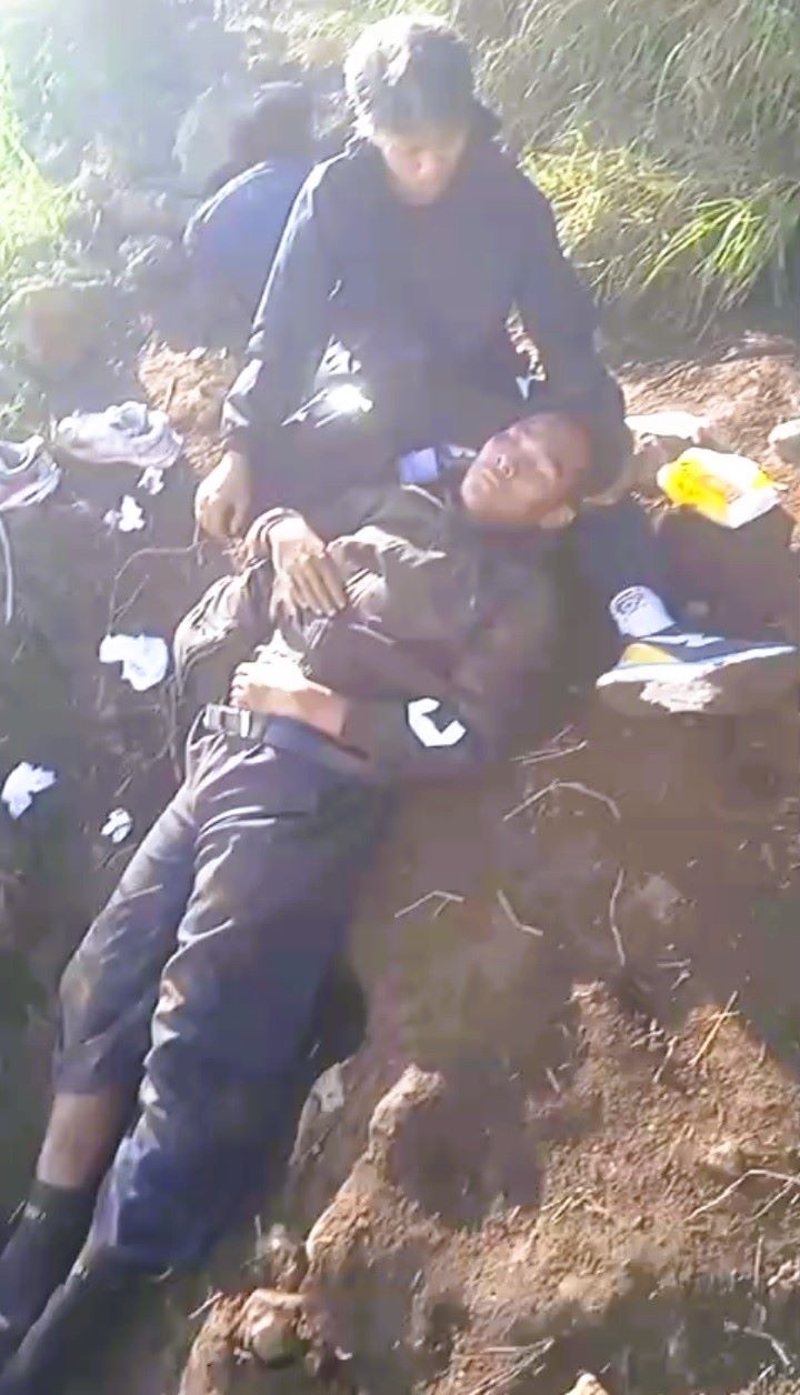 TAK BERDAYA: Alfan tergoler lemas setelah terperosok keluar jalur pendakian Gunung Penanggungan, Senin (7/7) sore.