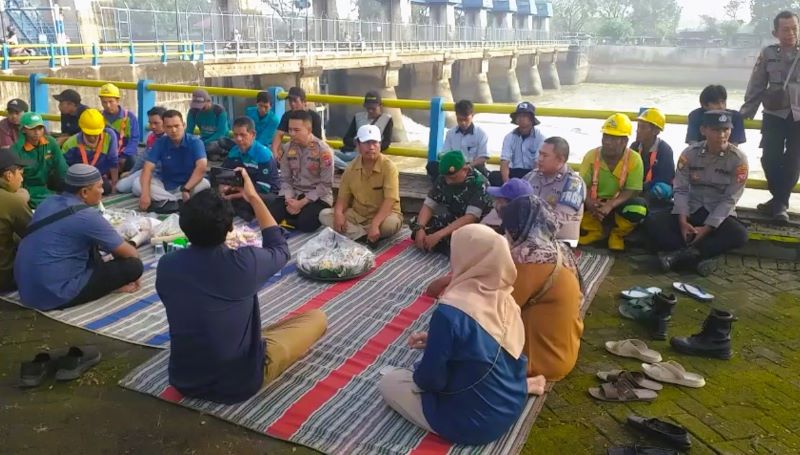 KIRIM DOA: Pemdes Lengkong bersama Forkopimca Mojoanyar menggelar doa bersama dan tabur bunga di Dam Rolak Songo, Selasa (8/7).