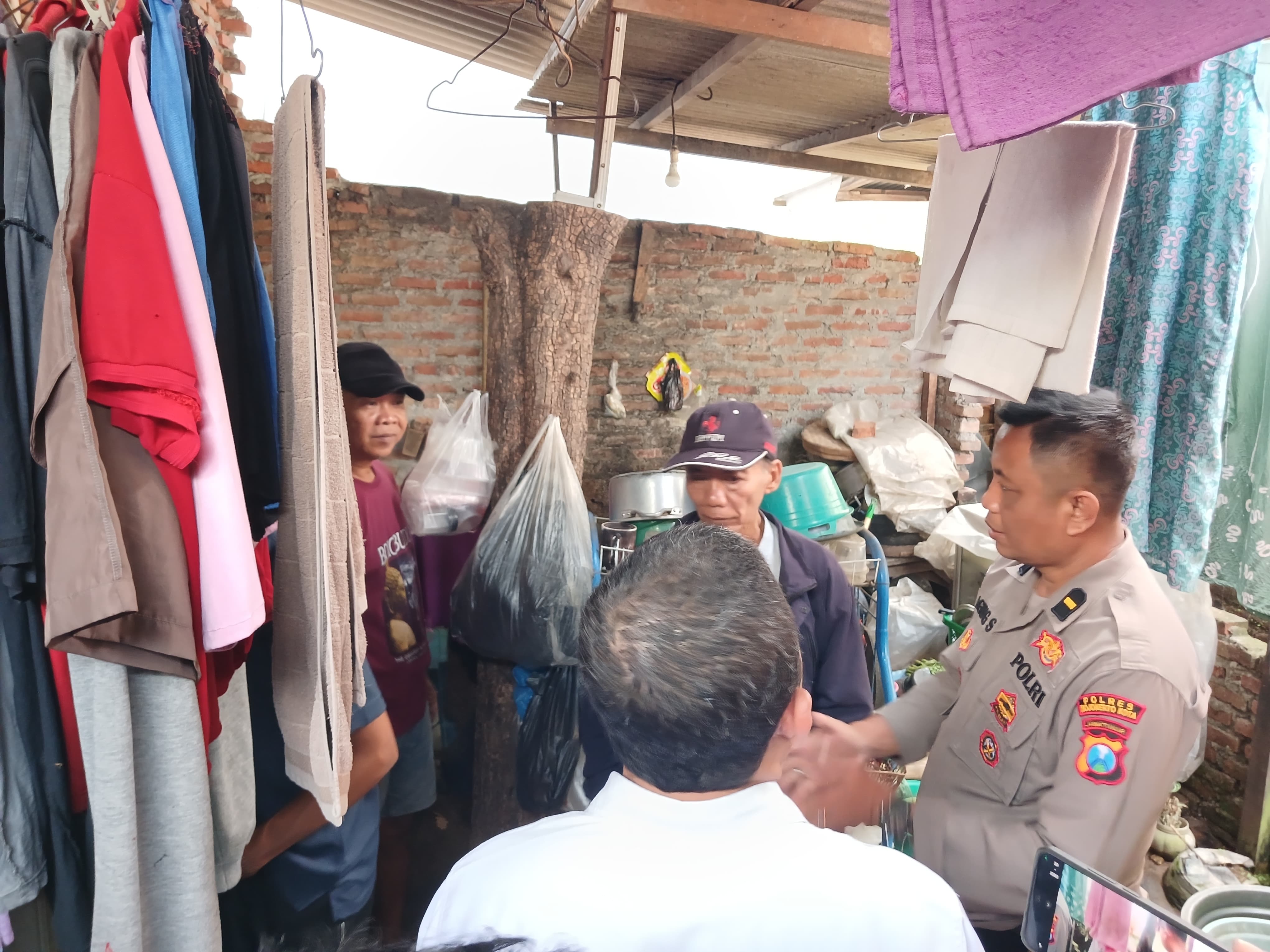 BAKAR DIRI: Sejumlah petugas kepolisian menghimpun keterangan di lokasi kejadian, Rabu (9/7).