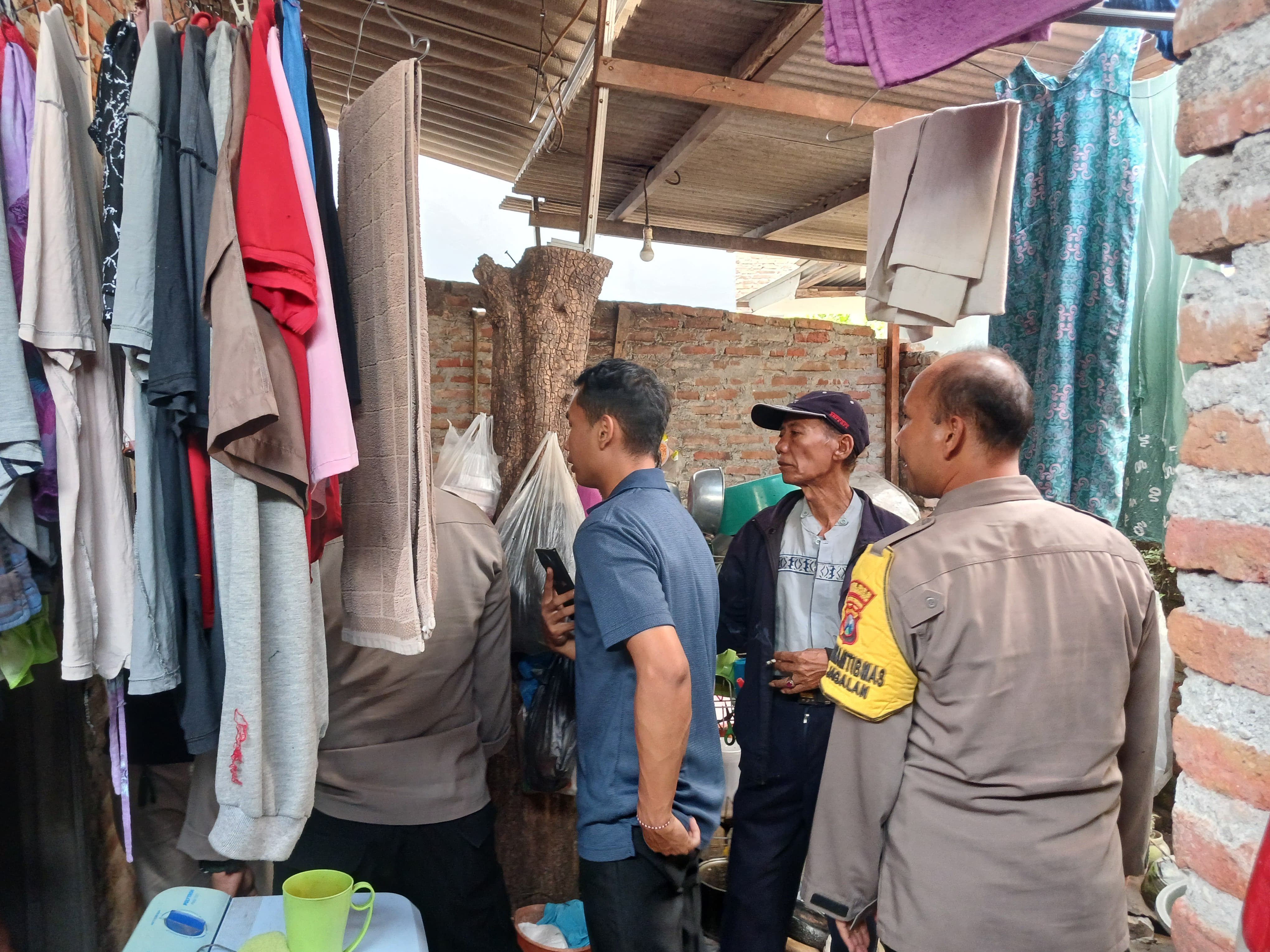 BAKAR DIRI: Sejumlah petugas kepolisian menghimpun keterangan di lokasi kejadian, Rabu (9/7).