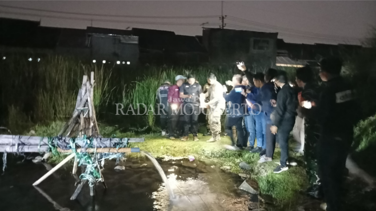 KOMPAK BERKILAH: Pejabat Pemkot Mojokerto bersama pengurus lingkungan memeriksa lokasi bor-boran Kedungsari yang diduga jadi arena gay, Rabu (9/7) malam.
