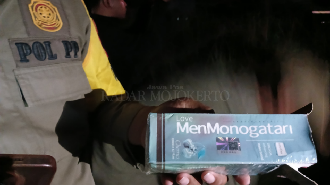 TEMUAN: Petugas mendapati bekas bungkus gel yang diduga komunitas gay di bor-boran Kedungsari, Kelurahan Gunung Gedangan, Kecamatan Magersari, Kota Mojokerto, Rabu (9/7).