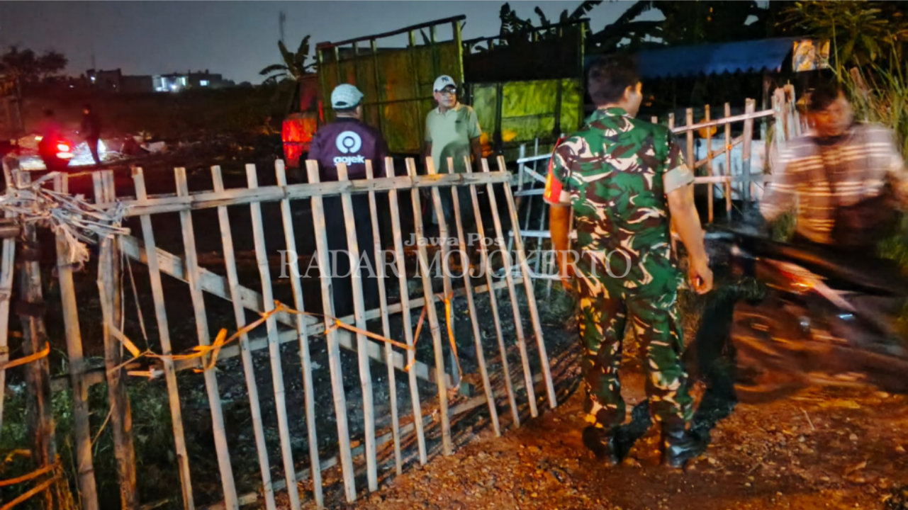 KOMPAK BERKILAH: Pejabat Pemkot Mojokerto bersama pengurus lingkungan memeriksa lokasi bor-boran Kedungsari yang diduga jadi arena gay, Rabu (9/7) malam.