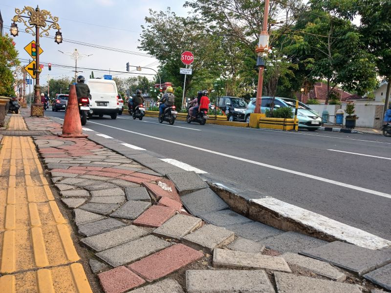 RUSAK: Kondisi trotoar di depan kantor KPU, Jalan Pahlawan, Kota Mojokerto, yang mengalami jebol, kemarin (9/7).