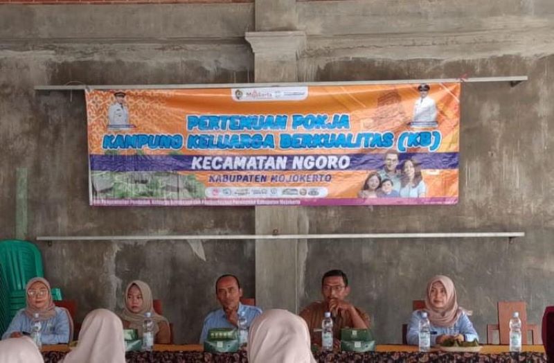 SINERGI: Pj Kepala Desa Kesemen, Machsun bersama Sekdes Kesemen, PLKB Kecamatan Ngoro, bidan desa, Ketua PKK Desa Kesemen dan kader kesehatan seusai sosialisasi Kampung KB di Balai Desa Kesemen.