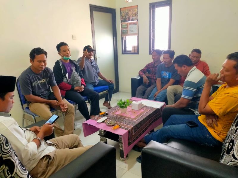 TUNTUT KEJELASAN: Sejumlah tokoh masyarakat Dusun Kedungpalang, Desa Lakardowo, Kecamatan Jetis, mendatangi kantor desa setempat, kemarin (9/7). Mereka meminta kejelasan sanksi terhadap oknum.