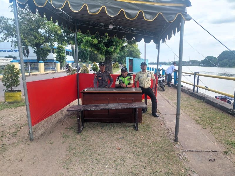 PENGAMANAN: Personel gabungan disiagakan di pos pantau untuk mangawasi situasi di kawasan Dam Rolak Songo, Desa Lengkong, Kecamatan Mojoanyar.
