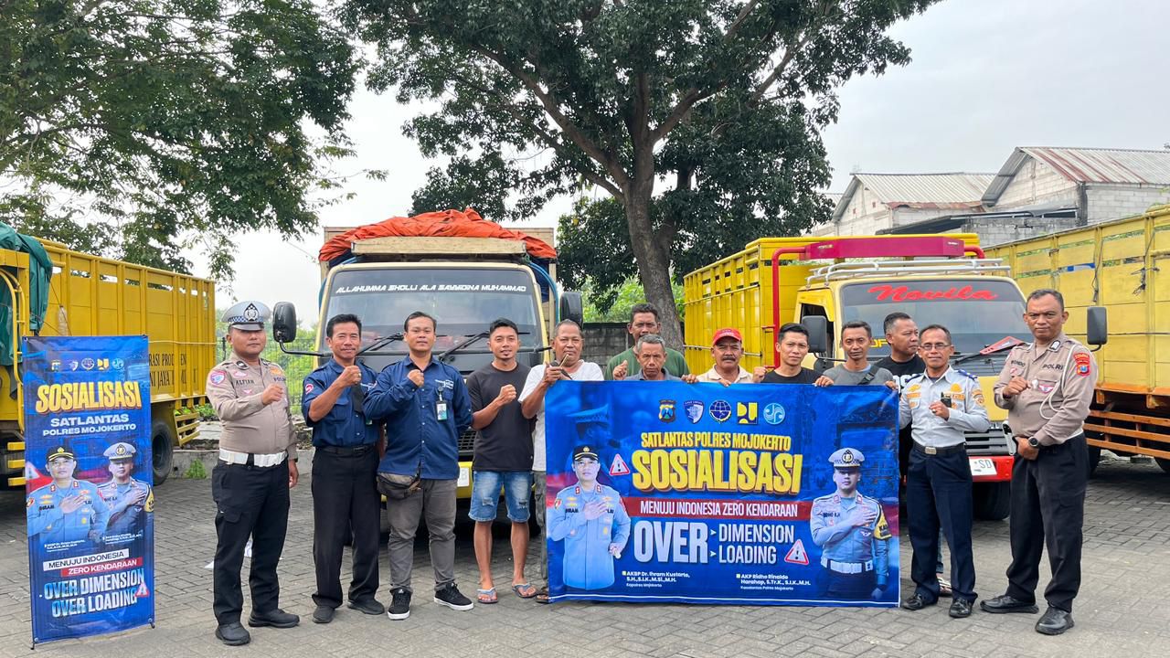 OPERASI PATUH: Satlantas Polres Mojokerto getol melakukan sosialisasi agar pengendara tertib berlalu lintas di wilayah hukum Polres Mojokerto, Kamis (10/7).&nbsp;