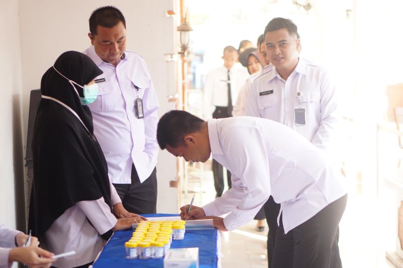 MENDADAK: Warga binaan dan petugas Lapas Kelas II-B Mojokerto menjalani tes urine pencegahan narkoba, kemarin (10/7).