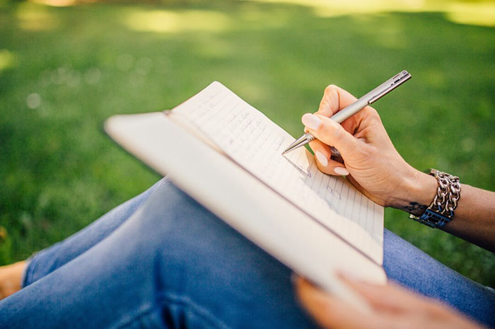 Teknik expressive writing dapat memberi manfaat yang cukup besar untuk kehidupan sehari-hari dan setiap orang. Sumber foto: Google