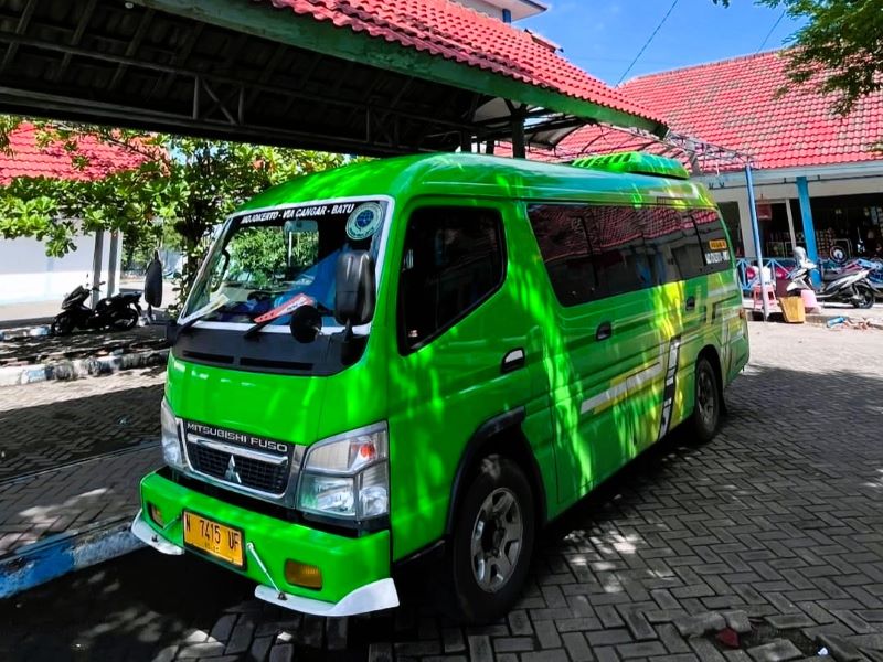 BEROPERASI: Angkutan Mojokerto-Batu saat berada di Terminal Kertajaya Mojokerto.