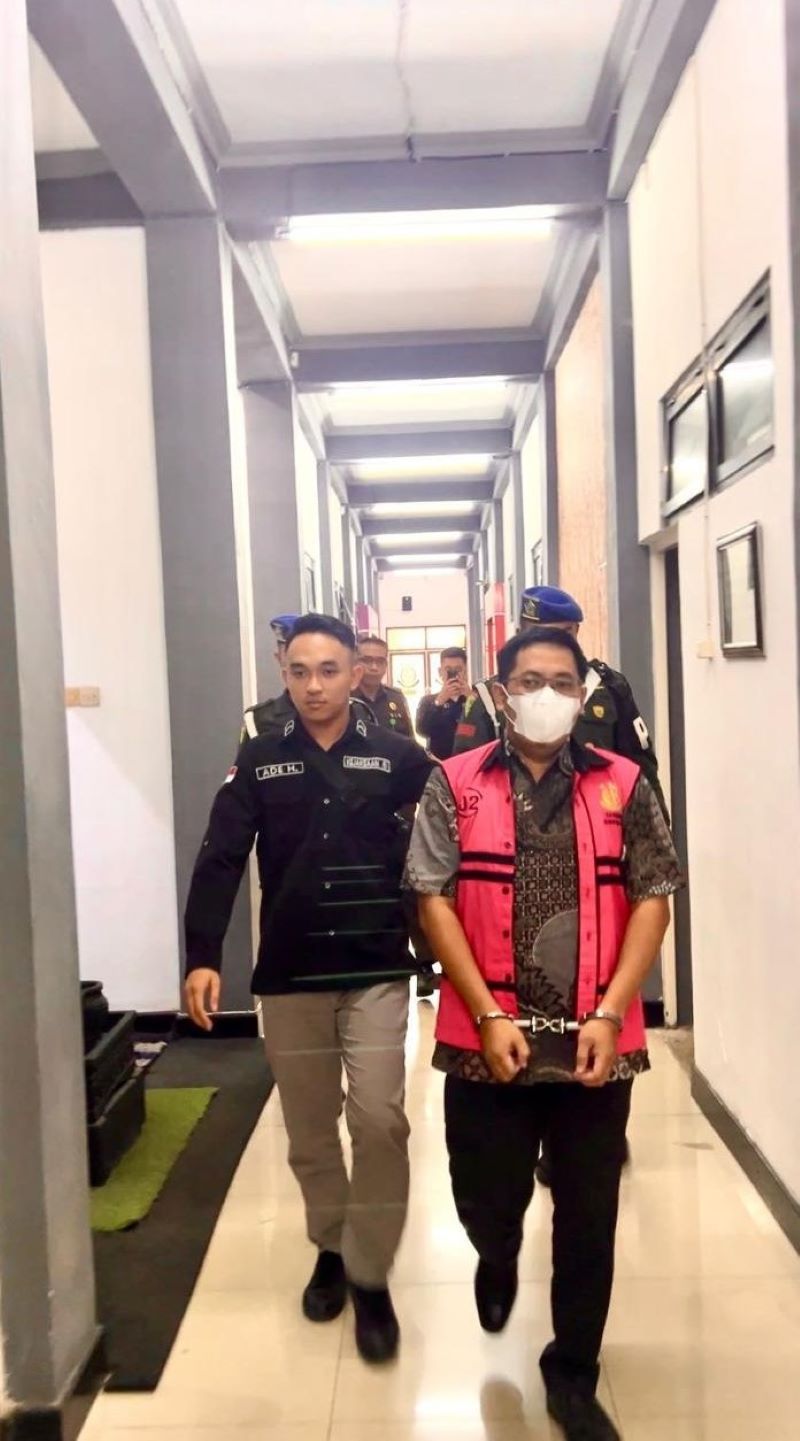 TAK BERKUTIK: Yuki Firmanto alias YF hanya bisa pasrah saat dikeler petugas ke rutan Kejati Jatim Selasa (8/7) lalu.