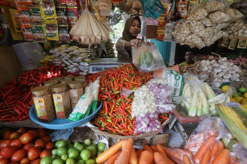 KENAIKAN HARGA: Pedagang menata dagangannya di Pasar Tanjung Anyar, Kota Mojokerto kemarin (11/7).