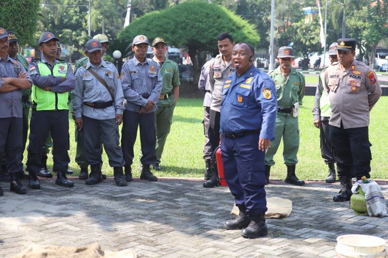 RESPONSIF: Anggota linmas mengikuti pelatihan pemadaman kebakaran dan penanganan cepat darurat (PCR) di aula Mapolres Mojokerto kemarin.