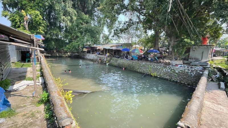 JUJUKAN FAVORIT: Sumber Tuwiri di Dusun Tuwiri, Desa Seduri, Kecamatan Mojosari, tak pernah sepi pengunjung, khususnya selama libur sekolah.