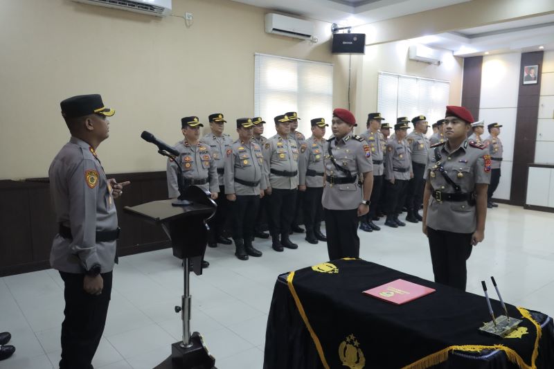 SERAH TERIMA: Kapolres Mojokerto AKBP Ihram Kustarto memimpin upcara sertijab Kasat Reskrim, Jumat (11/7).