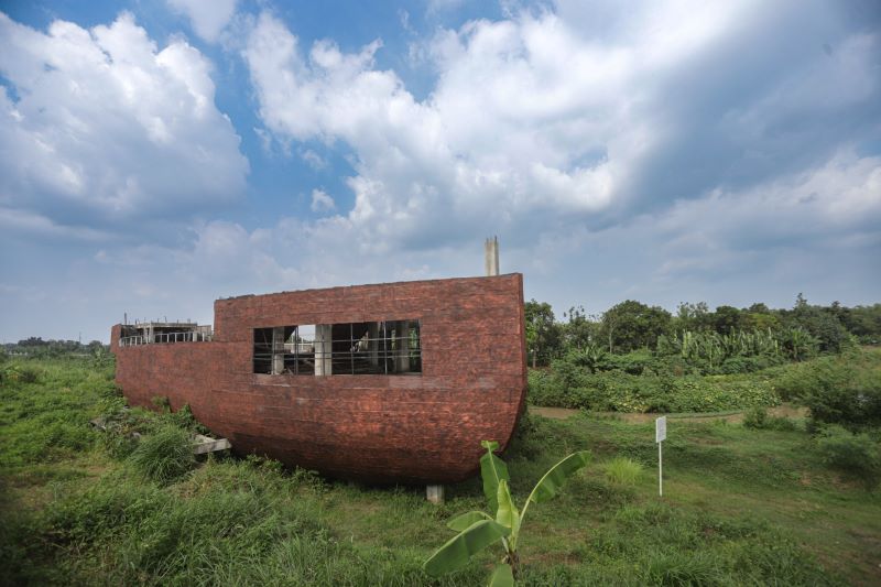 MONUMEN MANGKRAK: Bangunan kapal pujasera yang ada di kawasan Taman Bahari Mojopahit (TBM), Kecamatan Prajurit Kulon, Kota Mojokerto gagal terselesaikan akibat tersandung kasus dugaan korupsi.