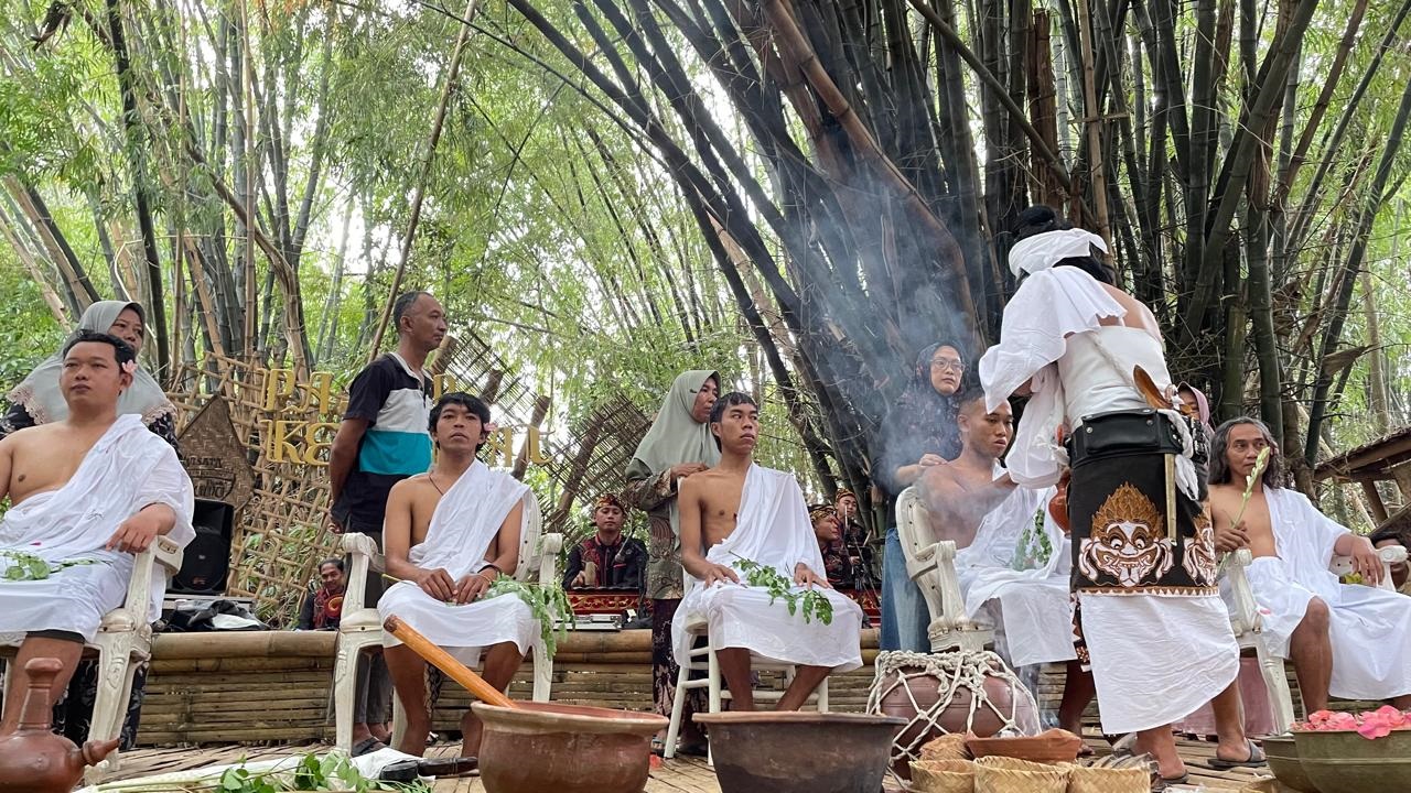 SERBAPUTIH: Selain menghadirkan ragam kuliner tradisional, Pasar Keramat juga kerap menggelar ritual jamasan pusaka negeri dan unduh patirtan selama bulan Sura. Salah satunya digelar pada Minggu Wage